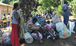 Des malawites attendent près de leur affaires d'être rapatriés dans leur pays, le 21 avril 2015, après les émeutes xénophobes qui ont fait 7 morts en Afrique du Sud