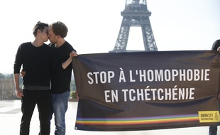 Des militants d'Amnesty International s'embrassent pour dénoncer les persécutions en Tchétchénie contre la communauté LGBT, le 29 mai 2017 à Paris.