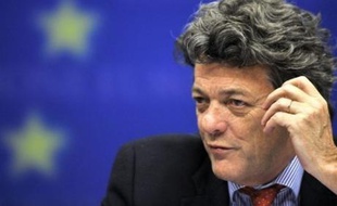 Jean-Louis Borloo juge que "l'emploi de ce type de fonds à risques est inacceptable au regard de la morale républicaine, s'agissant de fonds publics" et menace "faute "d'action exemplaire" de suspendre l'agrément dont bénéficie la société, qui doit être renouvelé le 16 décembre.