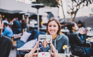 Illustration de deux personnes avec un smartphone.