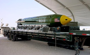 Une bombe GBU-43, surnommée «la mère de toutes les bombes».