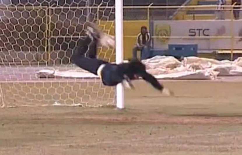 Dixsept ans après, René Higuita ressuscite le coup du scorpion