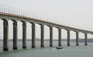 Le pont menant à l'île de Ré, en 2008