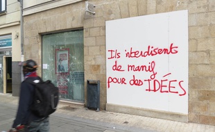 Un commerce dont les vitrines ont été brisées cours des 50-Otages à Nantes.