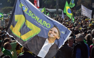 Des manifestants contre le vote électronique, le 1er août à Sao Paulo, brandissent des images du président Jair Bolsonaro.