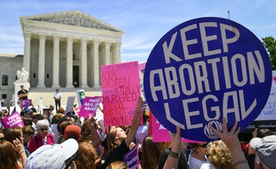 Des manifestants défendent le droit à l'avortement, le 21 mai à Washington, aux Etats-Unis.