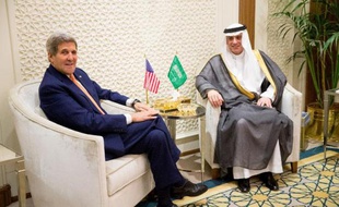Le chef de la diplomatie de l'Arabie saoudite Adel al-Jubeir (d) et le secrétaire d'Etat américain John Kerry, le 7 mai 2015 à Ryad