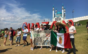 Des supporters mexicains devant le Kremlin de Kazan.