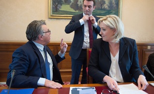 Gilbert Collard (à g.) et Florian Philippot avec Marine Le Pen, à Paris le 7 avril 2016.