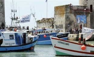 Les pêcheurs de la côte atlantique, excédés par la hausse continue du prix du gazole, bloquaient toujours dimanche l'accès à trois ports dans l'attente d'une réunion sur le comité de suivi d'un plan d'aide que doit présider mercredi le ministre de la Pêche, Michel Barnier.