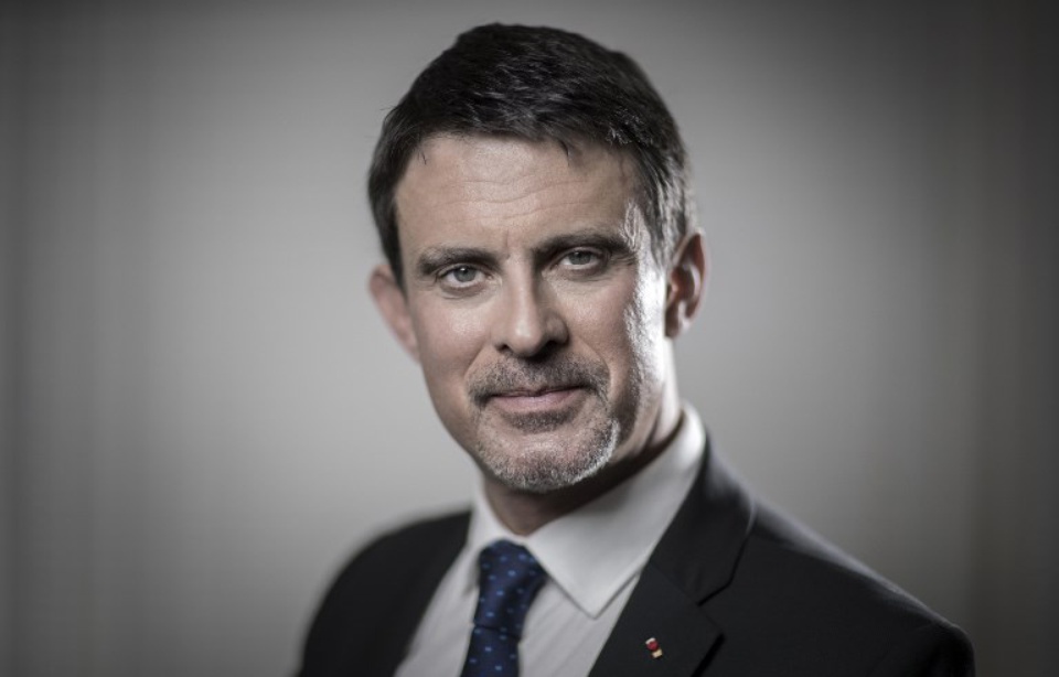 Manuel Valls officiellement candidat à la mairie de Barcelone 960x614_former-french-prime-minister-and-member-of-parliament-manuel-valls-looks-at-his-mobile-phone-he-poses-in-his-office-during-photo-session-in-paris-dece