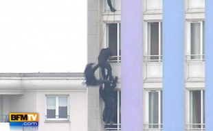 Capture d'écran de BFM TV montrant l'assaut du Raid afin de maîtriser le forcené du foyer pour jeunes travailleurs de Rosny-sous-Bois, le 17 mars 2011.