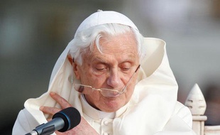 Le pape Benoît XVI lit son discours lors de la cérémonie de bienvenue à l'aéroport de Malte, le 17 avril 2010.