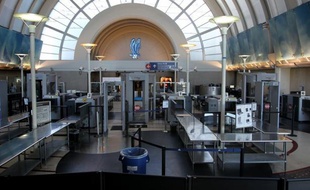 Les autorités américaines ont annoncé lundi le report sine die d'une nouvelle politique controversée de sécurité qui aurait à nouveau permis aux passagers des avions de conserver des canifs, interdits à bord depuis les attentats du 11 septembre 2001.