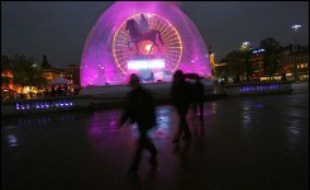 La place Bellecour. "De loin, on dirait des colonnes d'eau", avance Hélène, en avisant la grosse boule à l'intérieur de laquelle virevolte de la fausse neige, et qui entoure la statue équestre de Louis XIV. Sur le socle, "I love Lyon" a écrit l'artiste Jacques Rival.