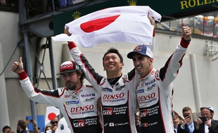 Les vainqueurs de l'édition 2018 des 24 Heures du Mans, l'équipe Toyota Gazoo Racing (Fernando Alonso, Kazuki Nakajima, Sébastien Buemi).