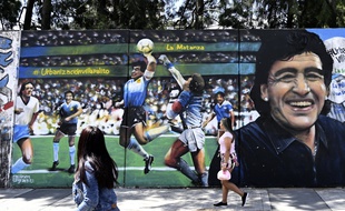 Une fresque représentant le but de la main de Maradona lors d'Argentine-Angleterre en 1986, peinte sur un mur de Buenos Aires à l'occasion du 60e anniversaire de la légende argentine, le 30 octobre 2020.