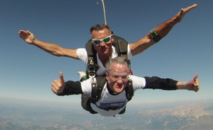 L'évêque de Gap a pris le temps de bénir le diocèse pendant sa chute à 200 km/h.