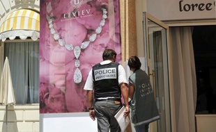 Un individu armé s'est emparé d'une mallette de bijoux, en pleine journée à l'hôtel Carlton de Cannes, dimanche 28 juillet 2013.