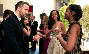 Sasha Obama en pleine discussion avec Ryan Reynolds à la Maison Blanche, sous les yeux de Malia, pouces levés.