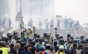 La police fait usage de gaz lacrymogènes sur les manifestants à Hong Kong, le 12 juin 2019.