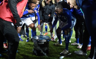 Football: Après la victoire de Strasbourg contre Bordeaux, la qualification en finale de la Coupe de la Ligue, c'est la fête et la communion avec les supporters au stade de la Meinau.