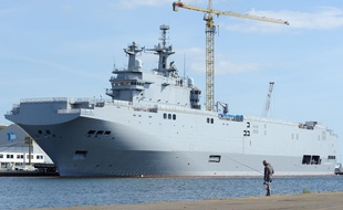 Le navire classe Mistral Vladivostok photographié en mai 2014 dans le chantier naval de Saint-Nazaire (Loire-Atlantique).