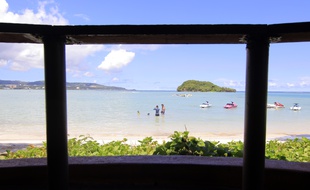 Des touristes prfiten de la plage sur l'île de Guam.