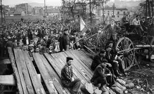 Vue générale du meeting tenu devant le puits de Couriat, en présence des mineurs en grève, le 27 octobre 1948