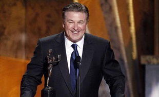L'acteur Alec Baldwin lors de son discours de remerciement pour la récompense du meilleur acteur dans une comédie aux 16e Screen Actors Guild Awards, à Los Angeles, le 23 janvier 2010.