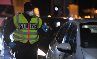 Un policier arrête un automobiliste sur le pont de Kehl, à la frontière avec Strasbourg, avant de lui demander s'il a la grippe