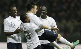 Les joueurs de l'Equipe de France félicient Mathieu Valbuena, buteur lors de la victoire 2-1 contre l'Italie, à Parme, le 14 novembre 2012.