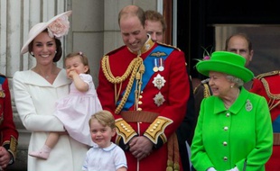 (G à D) La duchesse de Cambridge tenant sa fille la princesse Charlotte, le prince George, le prince William, le Duc de Cambridge et la reine Elizabeth II, le 11 juin 2016 à Buckingham Palace.