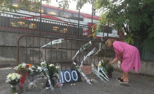 Une femme dépose des fleurs, lundi soir, là où le corps d'une femme a été découvert roué de coups à Cagnes-sur-Mer