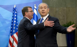 Le secrétaire américain à la Défense Ashton Carter (g) est accueilli par le Premier ministre israélien Benjamin Netanyahu, le 21 juillet 2015 à Jérusalem