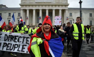 Des gilets jaunes devant l'Assemblée nationale, le 2 février 2019.