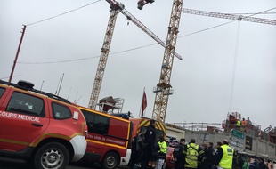 A gauche, la grue en haut de laquelle la maman de deux enfants autistes s'est perchée le 1er février 2017, à Lille
