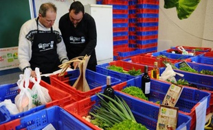 Des producteurs bio préparent le 27 mars 2015 à Tarbes (Hautes-Pyrénées) les commandes reçues par internet, dans le cadre du premier "drive fermier" de France