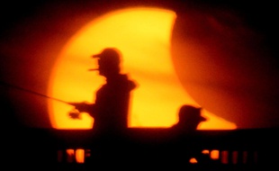 Des pêcheurs pendant l'éclipse solaire en Floride, le 23 octobre 2014.