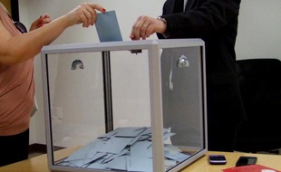 Une femme vote au consulat de Los Angeles au 2e tour de la présidentielle, le 5 mai 2012.