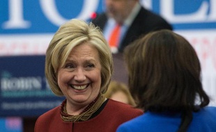 L'ex-secrétaire d'Etat Hillary Clinton plaisante lors d'une cérémonie pour la remise du prix Toner, le 23 mars 2015 à Washington