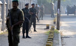 Au moins 24 civils ont été tués mercredi et des dizaines d'autres blessés par un attentat à la bombe contre un bus au Sri Lanka le jour de la rupture officielle d'un cessez-le-feu scellé en 2002 entre le gouvernement et les rebelles tamouls.