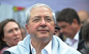 Le président de la région Ile-de-France, Jean-Paul Huchon, a proposé lundi au Premier ministre François Fillon un rapprochement des deux projets de transports concurrents, celui de la région Arc Express, et celui du gouvernement, "le grand Huit".