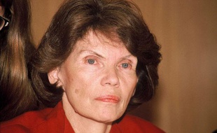 Danielle Mitterrand reçoit le prix de la Fondation Elie Wiesel, le 30 mars 1989, à New York.