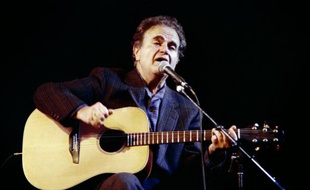 Le chanteur français Guy Béart sur scène à l'Olympia à Paris, le 18 décembre 1988