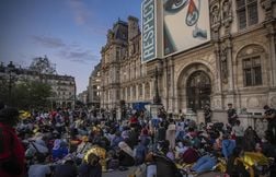 Quelque 200 migrants près à passer la nuit devant la mairie de Paris