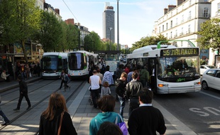 NANTES, le 05/04/2011 Bus et trams de la TAN l'arrt Commerce