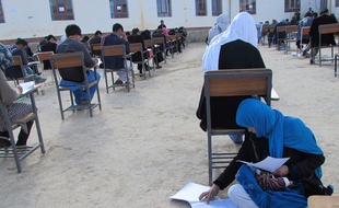 Jahantab Ahmadi, jeune mère de trois enfants, rêve de devenir médecin.