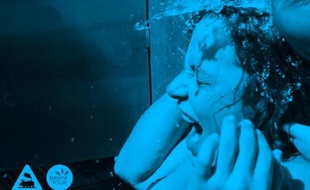 Une femme testant le sauna Bania russe de la Gare Expérimentale