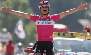 L'Allemand Linus Gerdemann (T-Mobile) a remporté la 7e étape du Tour de France cycliste, la première dans les Alpes, courue samedi sur 197,5 km de Bourg-en-Bresse au Grand-Bornand, et a endossé le maillot jaune de leader.